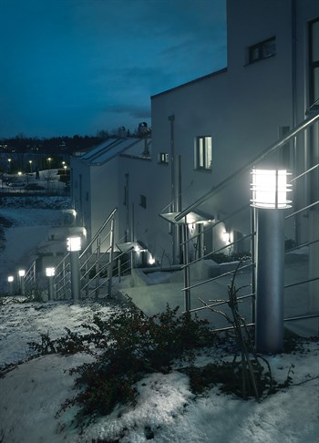 Norlys Stockholm galvaniseret stål udendørs pullert LED lamper langs trappe